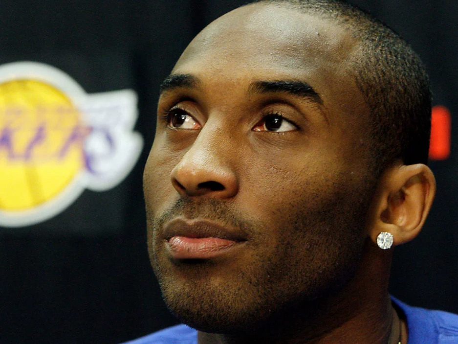 科比戴耳钉是真的帅,黑皮和白钻绝配