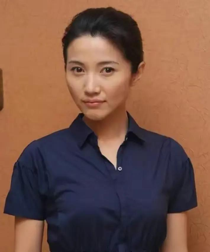 《万箭穿心》颜丙燕为母亲息影8年,与李乃文意难平,至今仍单身