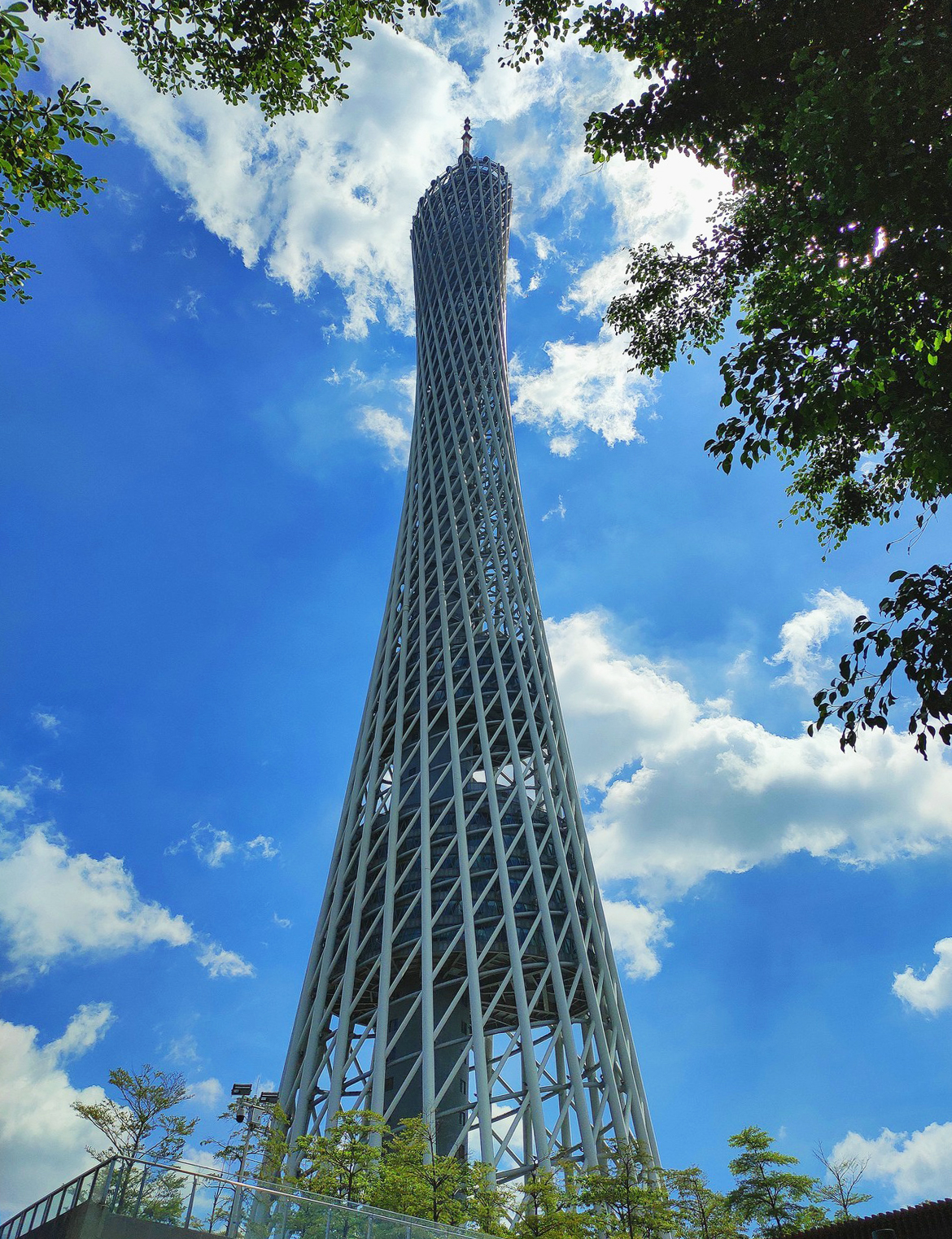 广州塔:婀娜多姿的"小蛮腰"