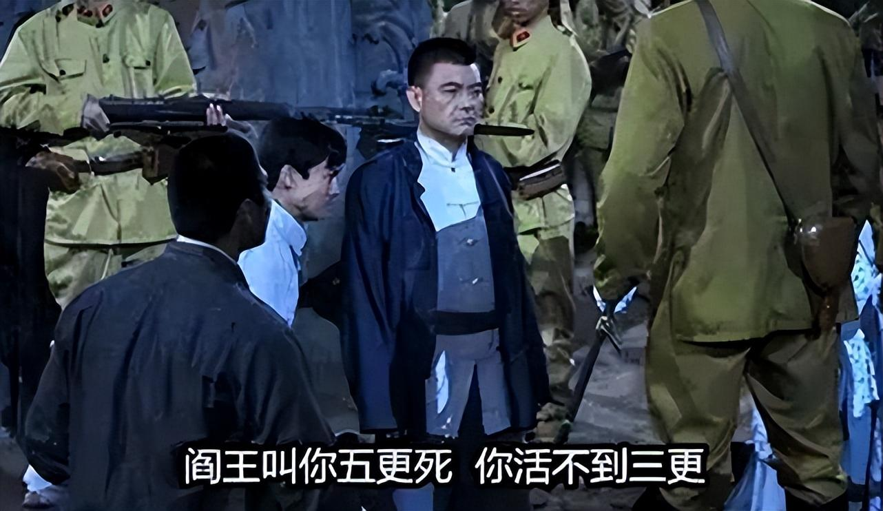 手撕鬼子就算了,玩手机也忍了,但古装配黑丝,是真的不忍直视