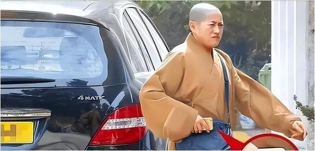 2015年香港定慧寺女住持释智定落网:衣橱九柜塞满名牌,假结婚敛财内幕