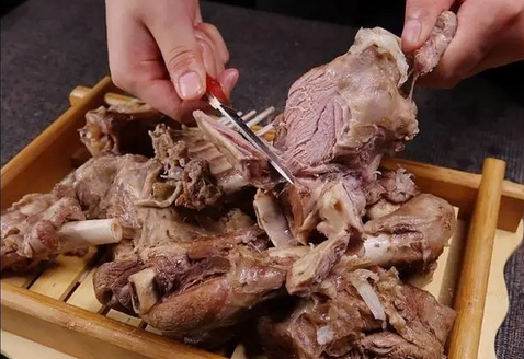 出了蒙古大地独有的风情画卷,也孕育出了无数令人垂涎欲滴的美食佳肴