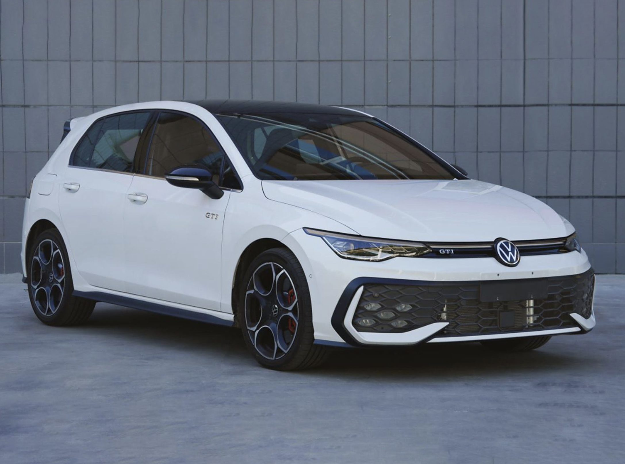 大众的两厢车,轴距2631mm,运动化套件加持,220马力,7.2s破百