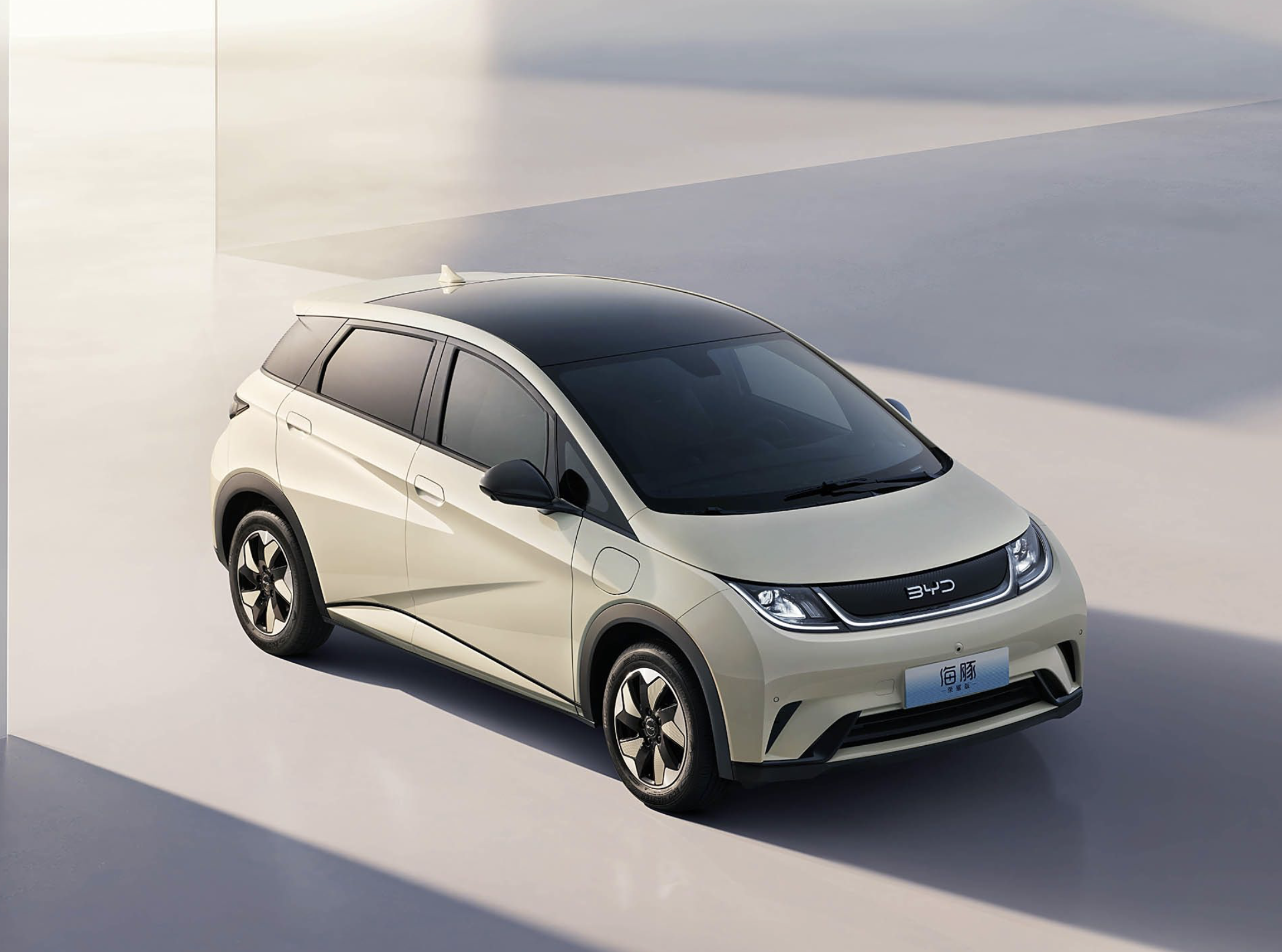 新款比亚迪海豚,车长增加130mm,两厢车身,加速3.5s,续航520km