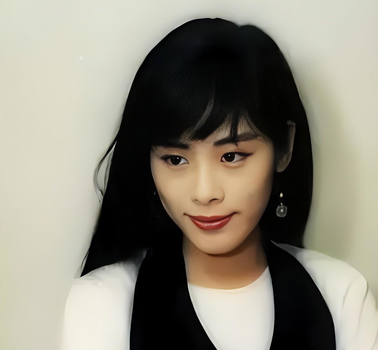 59岁香港歌手关淑怡被曝病危在icu抢救,病情已达"危殆"级别,父亲与