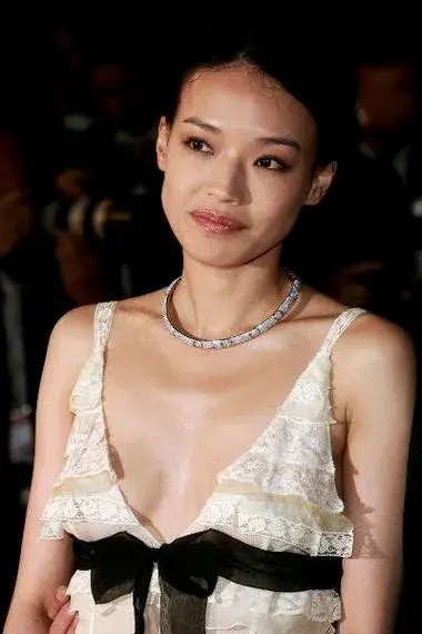 哇!舒淇中门大开霸气十足,"酥胸半露"性感撩人!