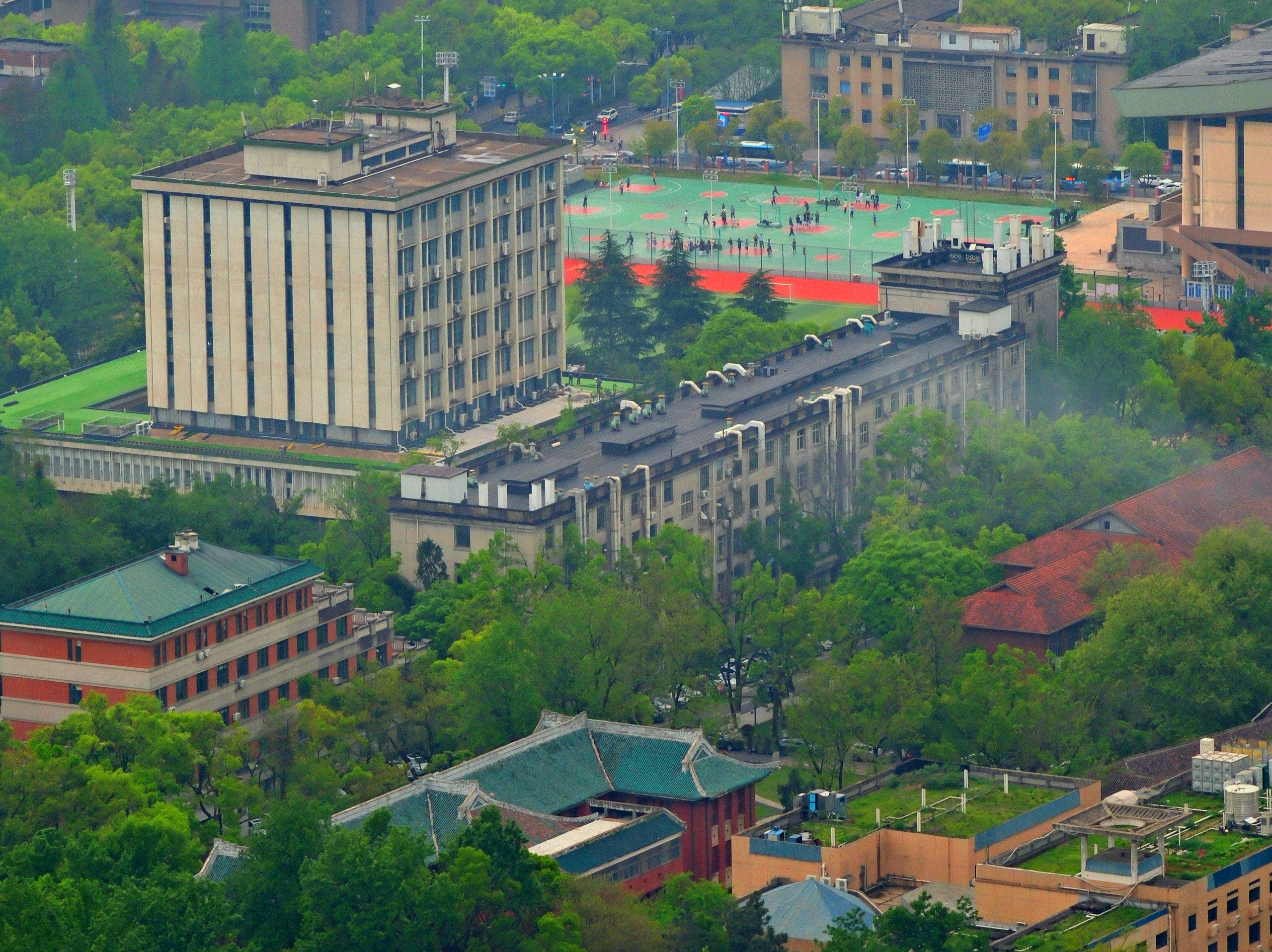 没有围墙和校门的大学,学校里面有公交地铁,校园和景区连在一起!