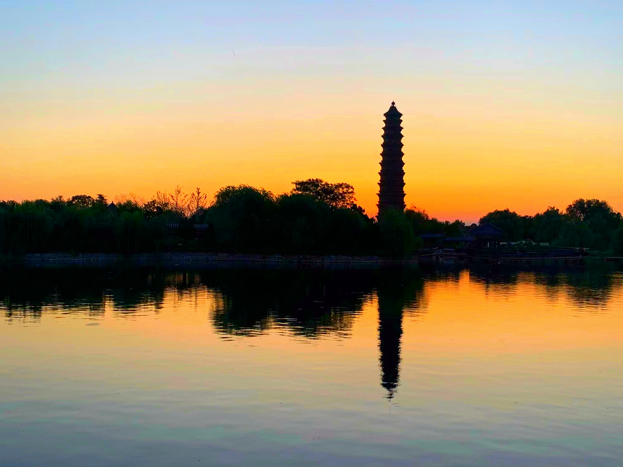 河南一千年铁塔走红,历经15次水患和日本人炮击,铁塔依然屹立!