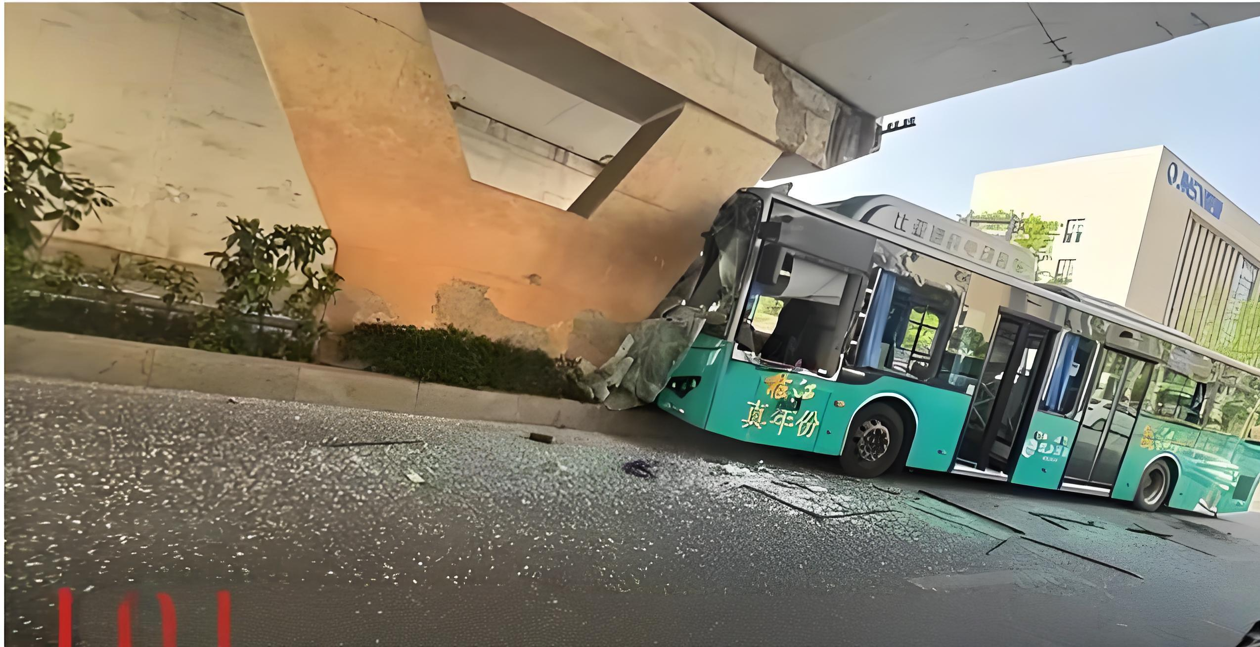 湖北宜昌市西陵区西湖路发生一起公交车撞上花坛的交通事故