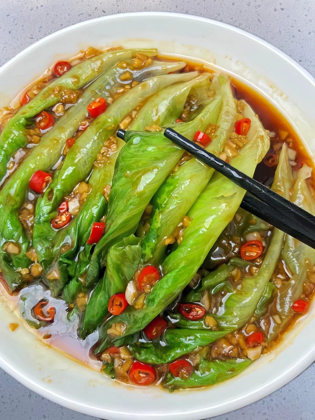 生菜质地脆嫩清爽多汁是厨房中最百搭的蔬菜之一而且做法简单快手