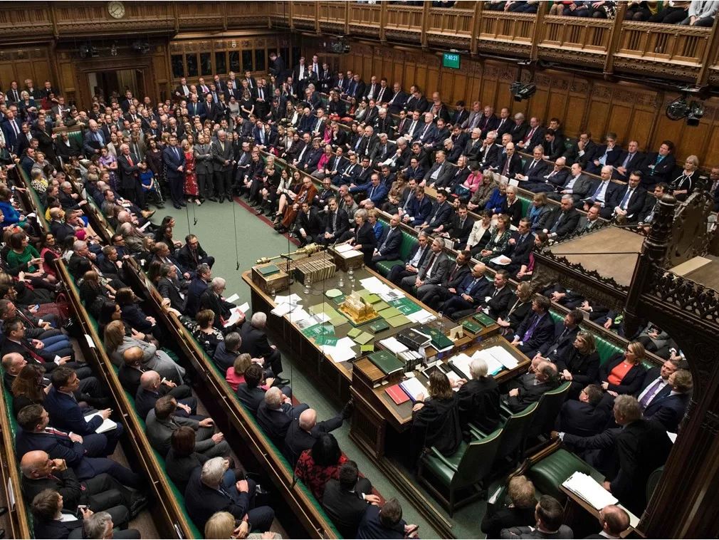 为什么英国首相辞职后还可以回到下议院当议员?