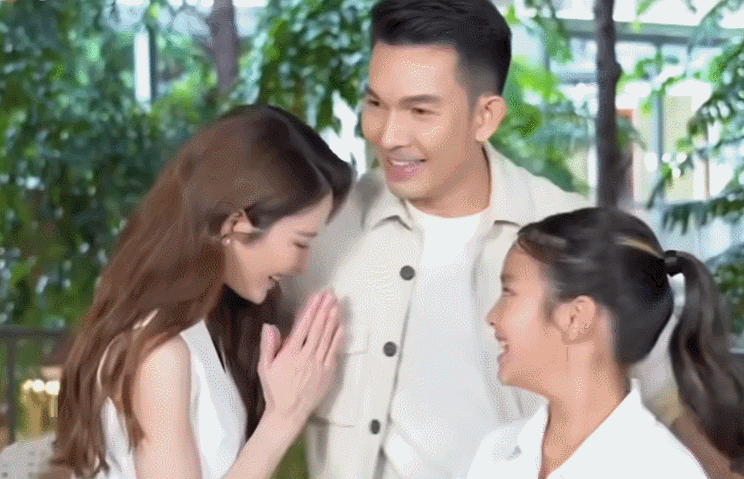 aff和peemai也很自然地靠在aum怀中,感情好得就像家人.