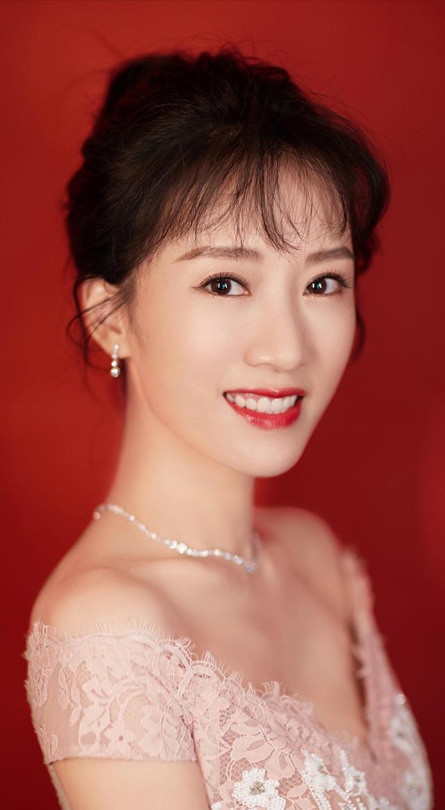 李念带3个孩子逛集市,小腹鼓起被疑怀四胎,13岁大女儿很漂亮