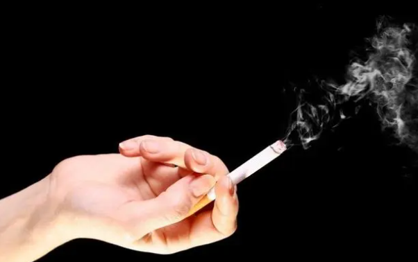 医生提醒:戒不了烟没关系,但这5个时间,尽量避开,别任性