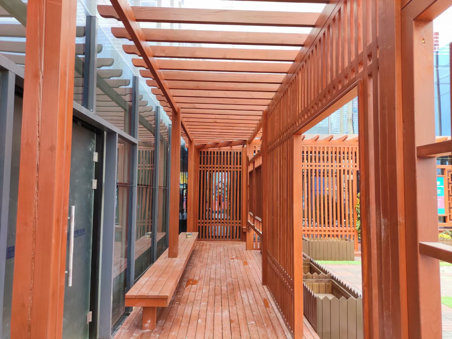 东莞防腐木廊架长廊:自然与艺术的完美融合