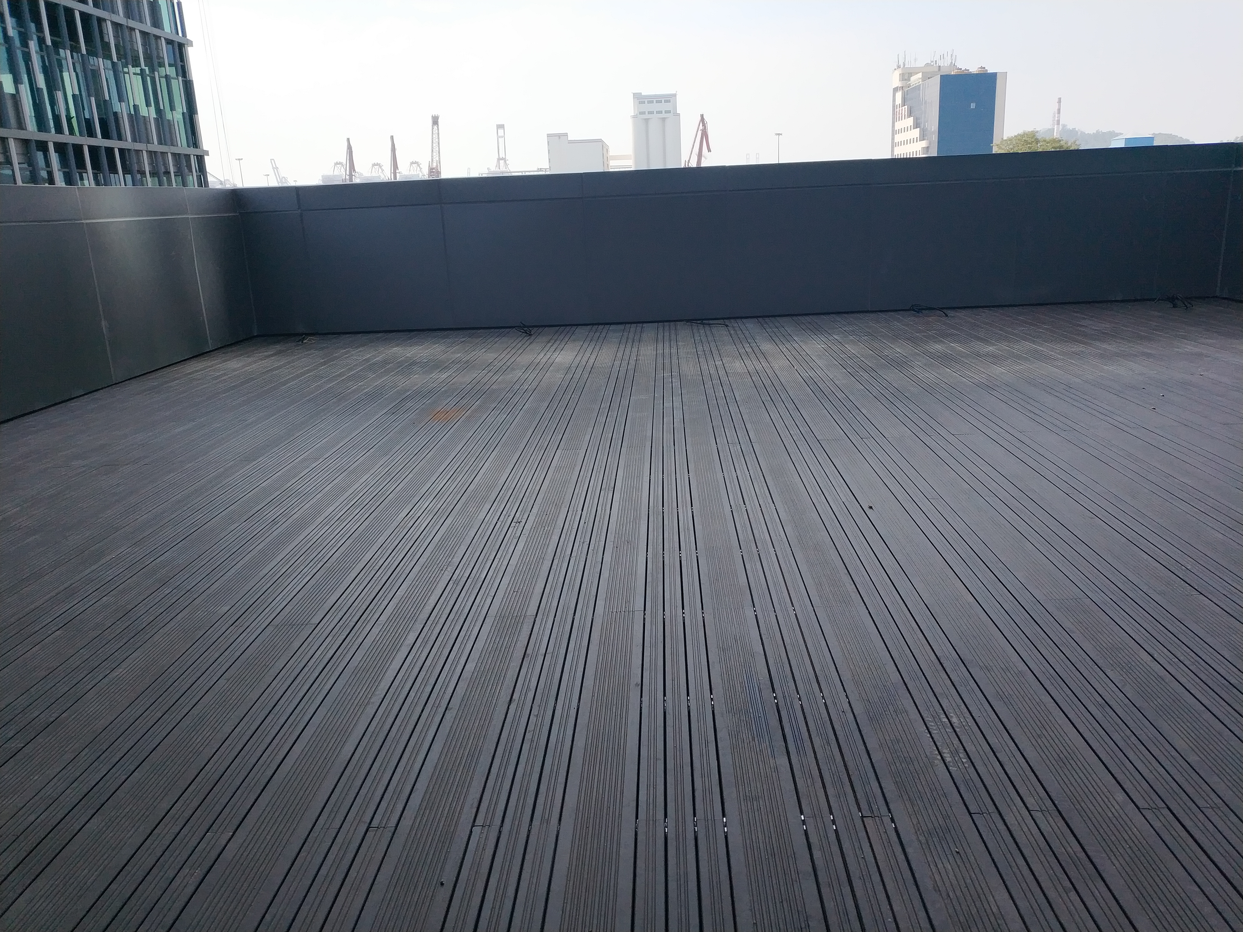 深圳炭化木户外地板:自然韵味与耐久性能的完美融合