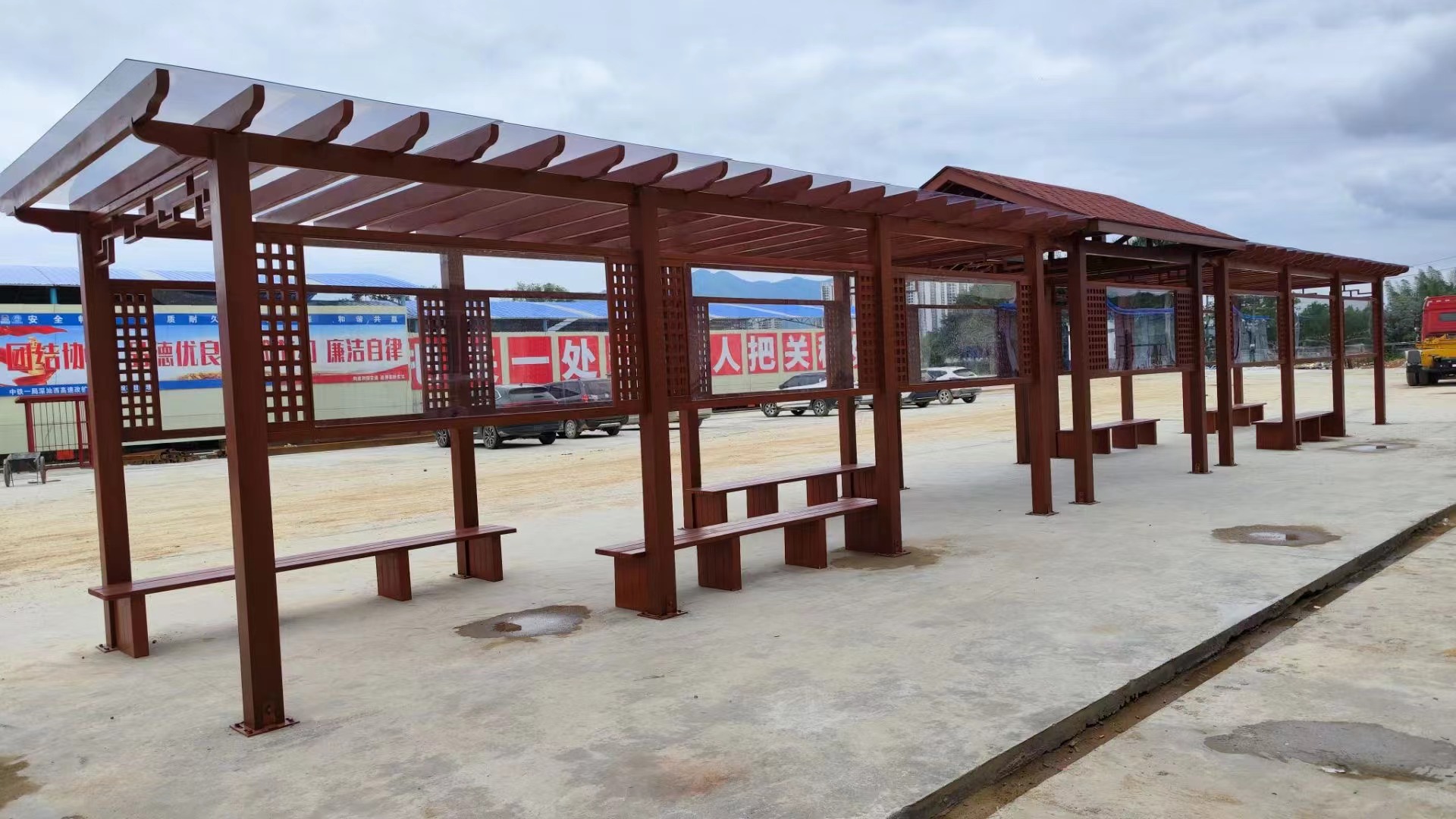 在深圳这座繁华的城市中,花架防腐木作为户外装饰与实用的完美结合体