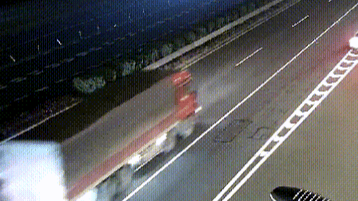 高速公路上低速驾驶易引发事故，交警部门呼吁注意-有驾