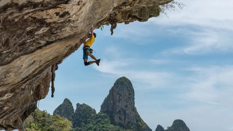一种户外极限运动:惊险刺激的难度攀岩