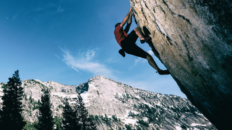 一种户外极限运动:惊险刺激的难度攀岩