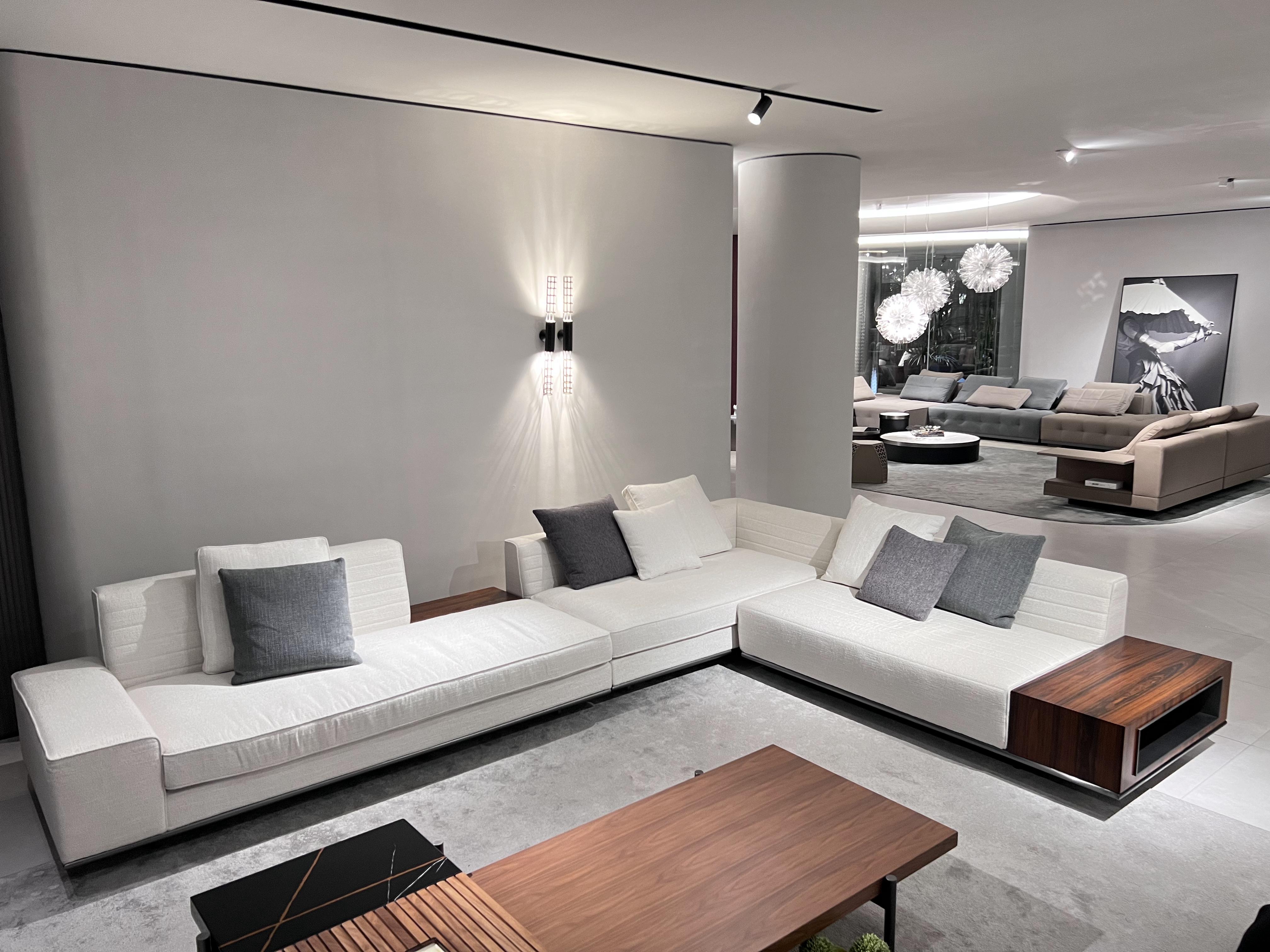 在现代家居设计中,沙发不仅仅是一个供人休息的家具,更是室内装饰的