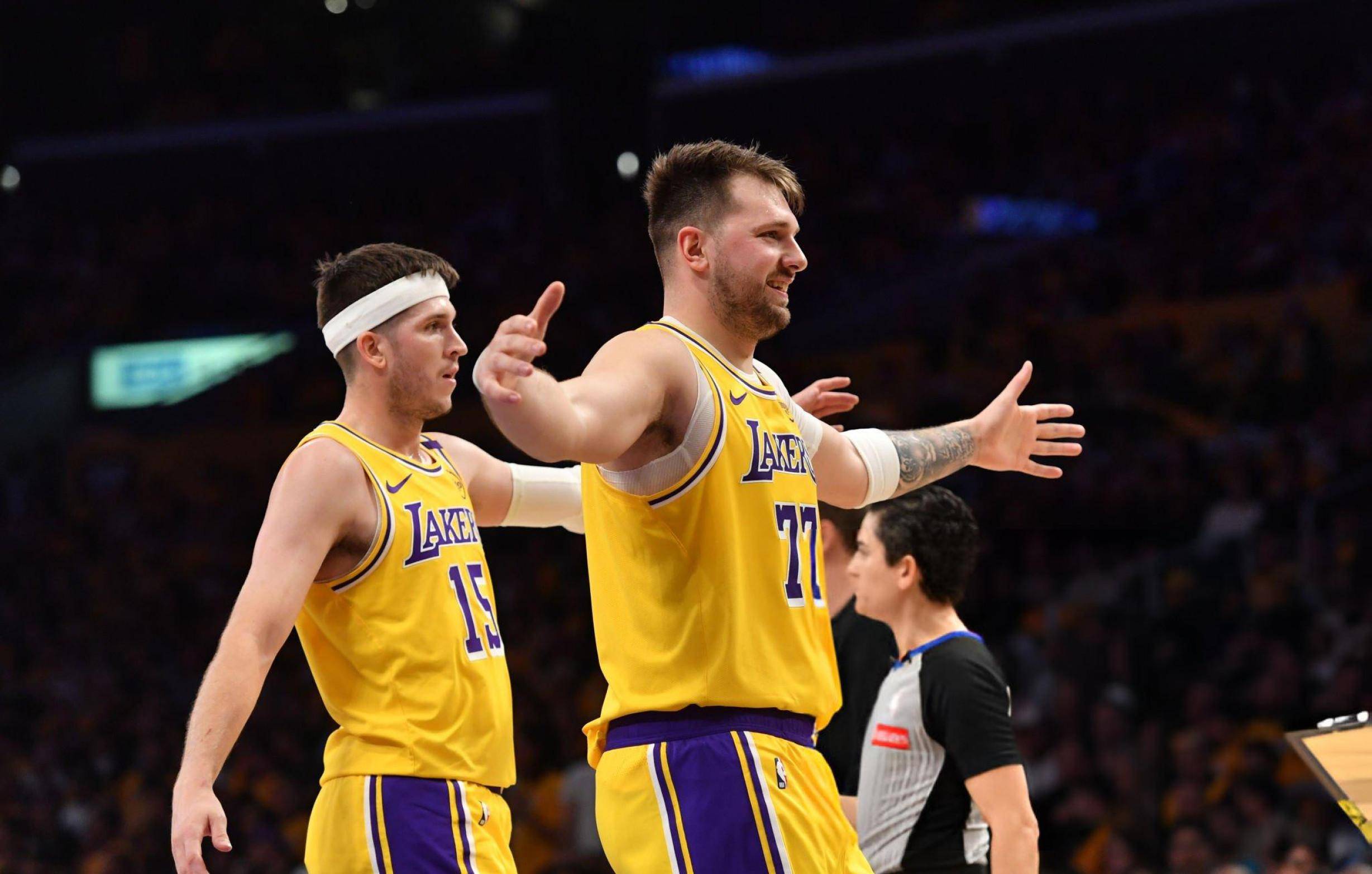 评分 A + 双响炮！东契奇詹姆斯主导比赛，湖人 6 分险胜灰熊