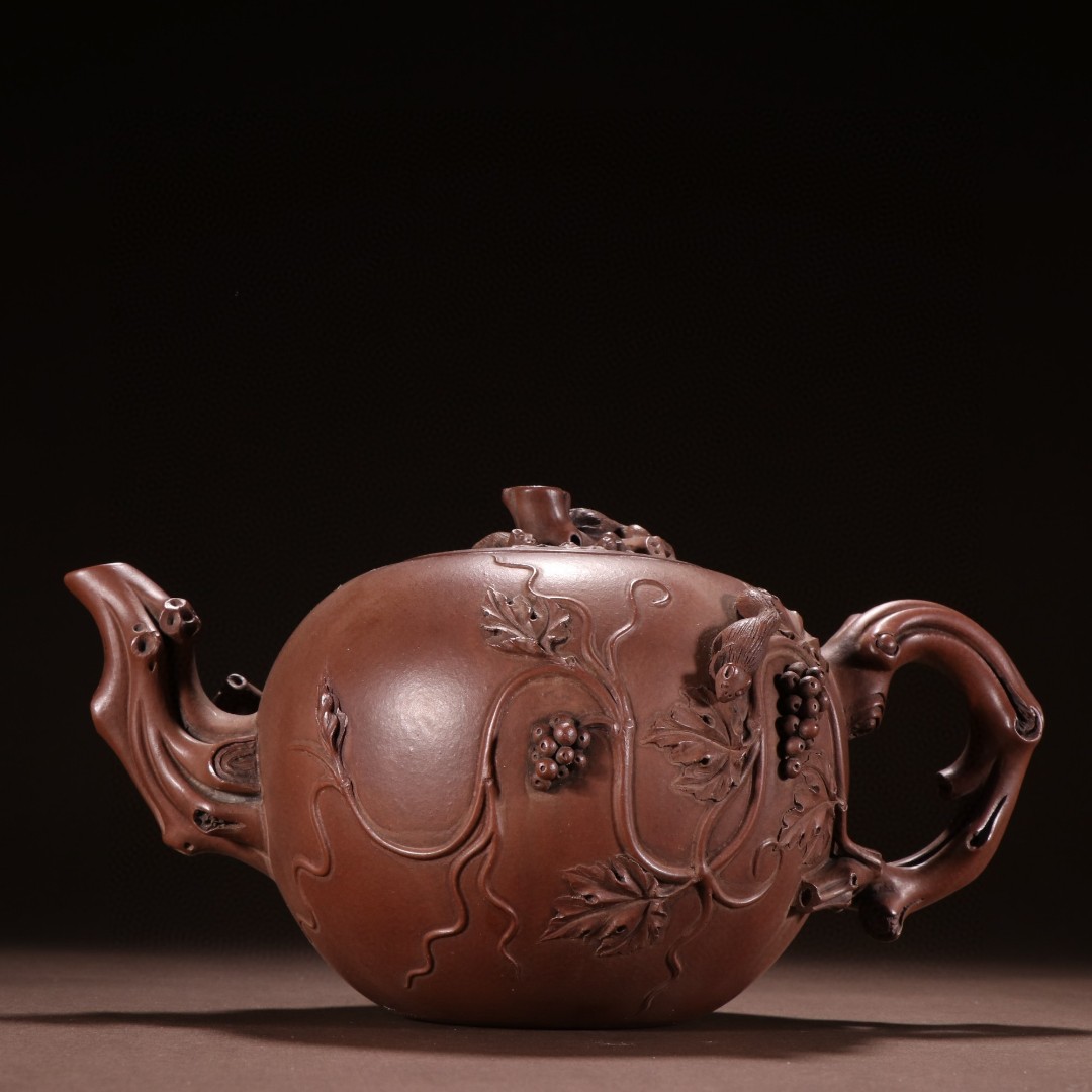 旧藏 桂林款 紫砂堆雕松鼠葡萄纹壶