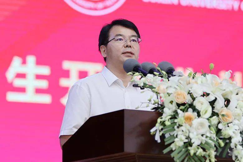 李国忠是河南淮阳人,本科毕业于北京大学地质系构造地质学专业,硕士