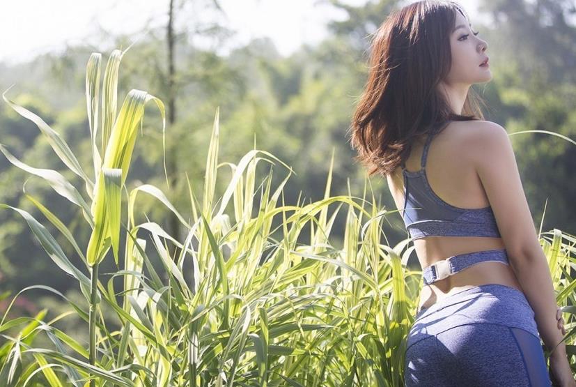 柳岩全素颜出演节目,穿紧身衣练瑜伽,44岁的身材真是绝了