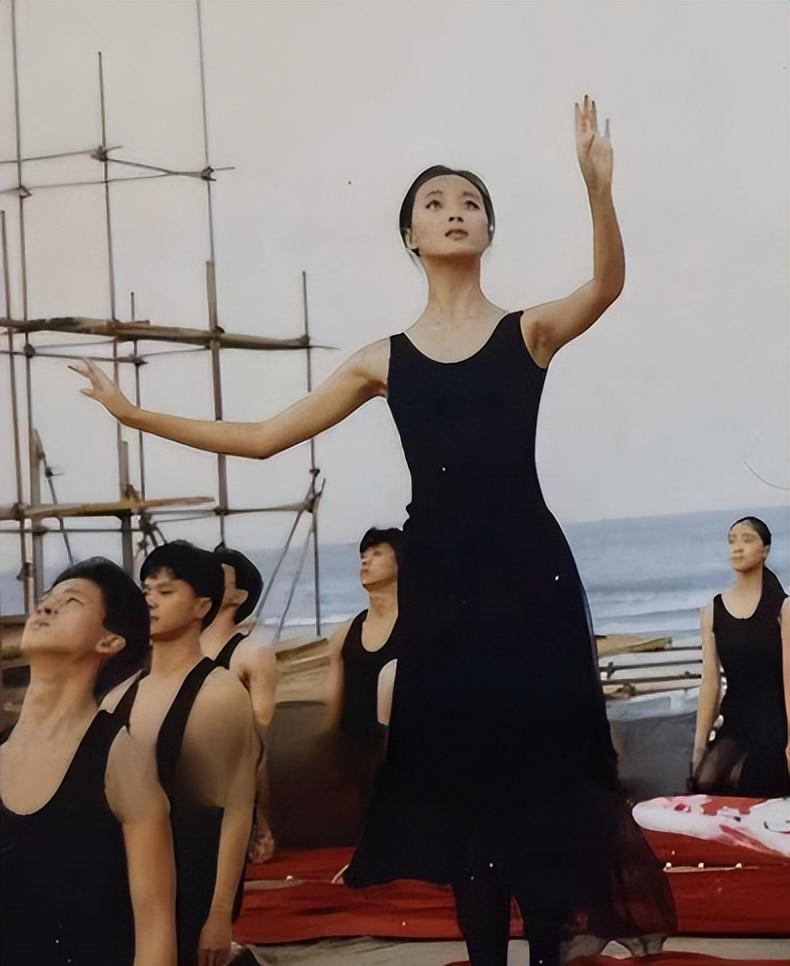 "晴格格"王艳:23岁嫁给二婚富商,跪着给婆婆洗脚,有苦有泪