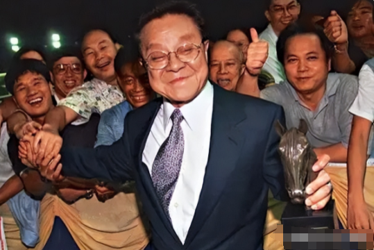 演半生配角董骠,葬礼上成龙张学友扶灵,4妻7个孩子平坐不争遗产