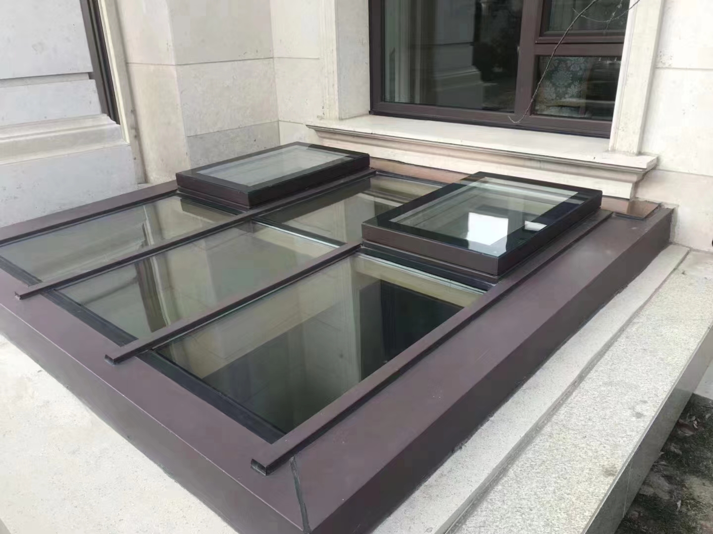 智能静音电动天窗运行示意