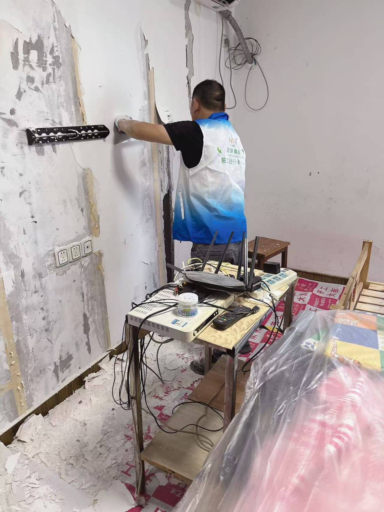 清洁墙面:先撕去旧墙纸,用湿布清除墙面残留胶水和