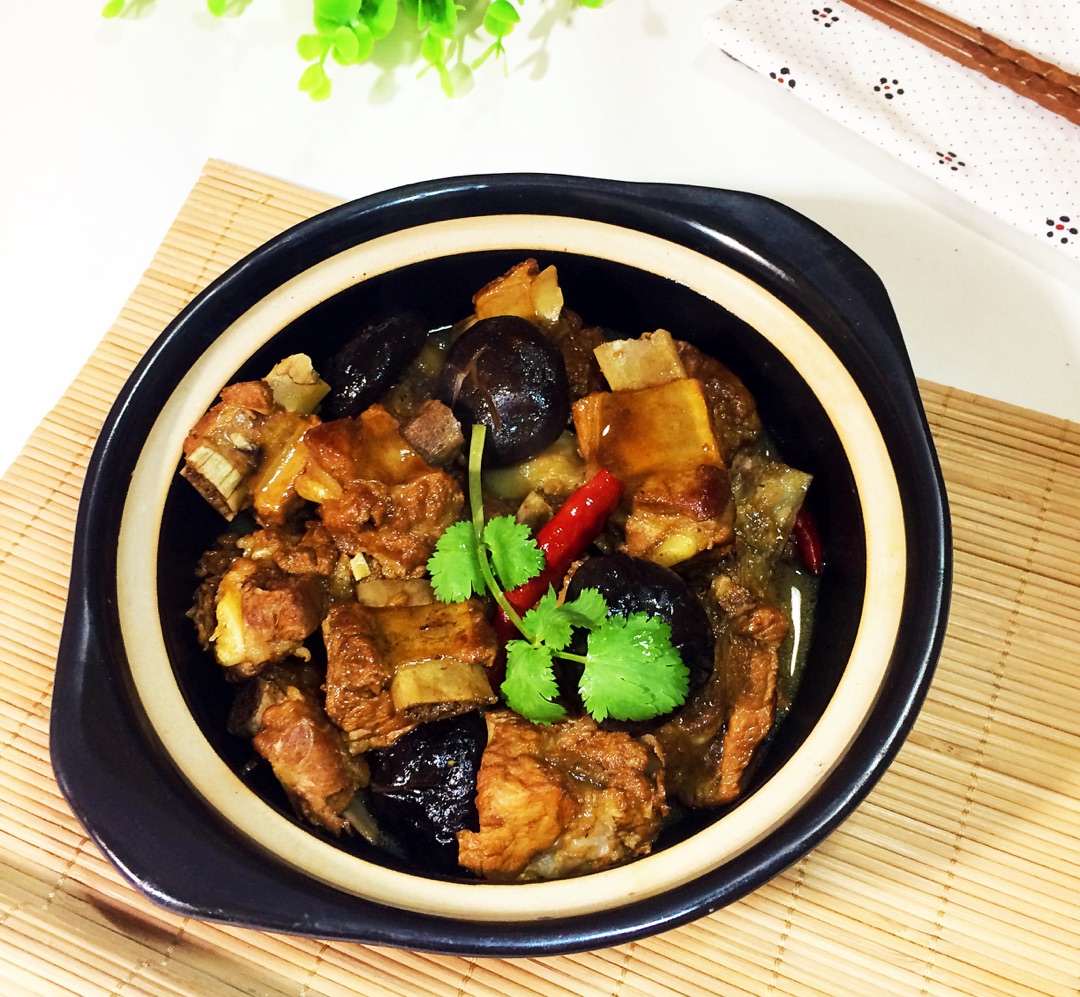 排骨炖香菇秘诀!肉质鲜嫩,香菇浓香,炖出家的味道,好吃到舔盘