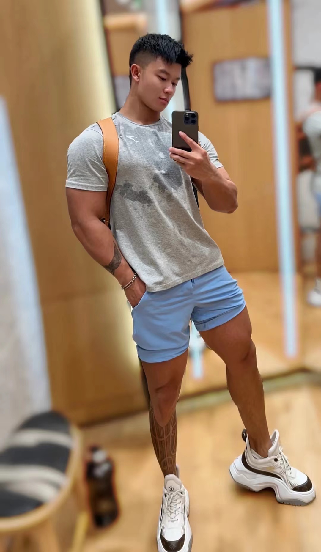 阳光俊朗的23岁男生,一身浅色系休闲装,倒三角身材更显活力无限