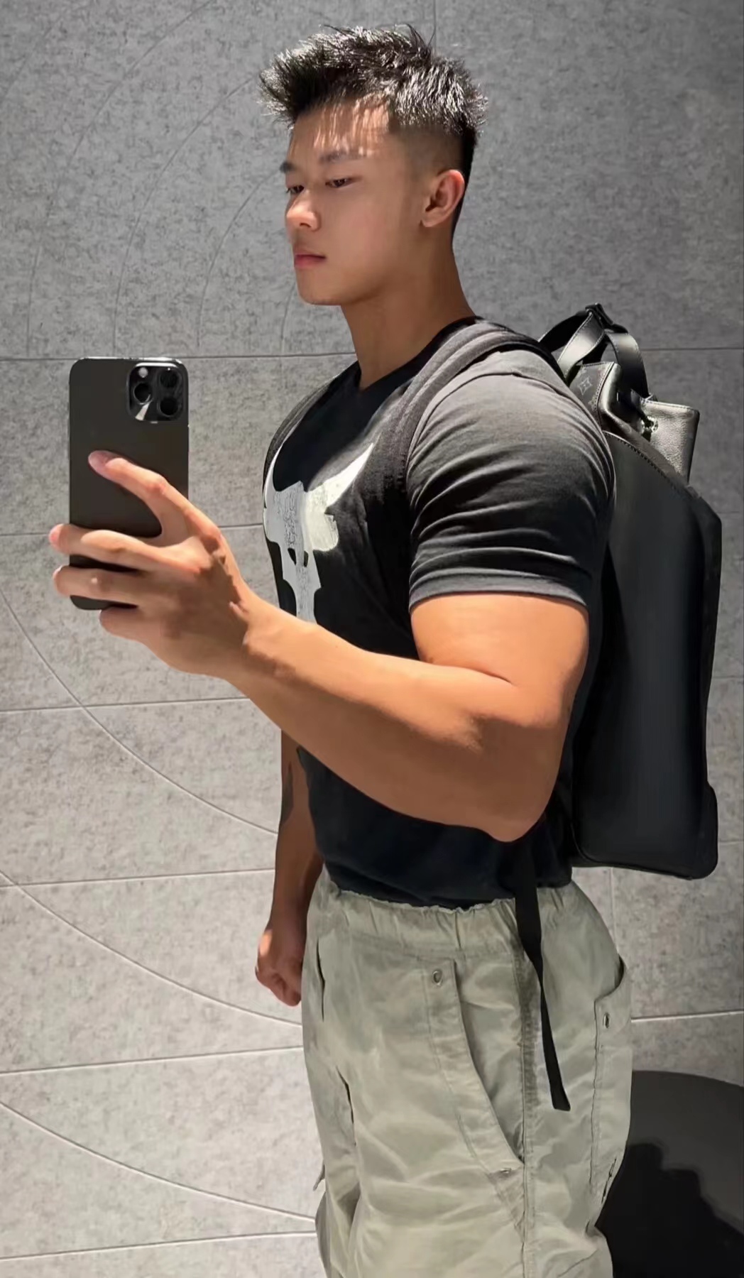 阳光俊朗的23岁男生,一身浅色系休闲装,倒三角身材更显活力无限