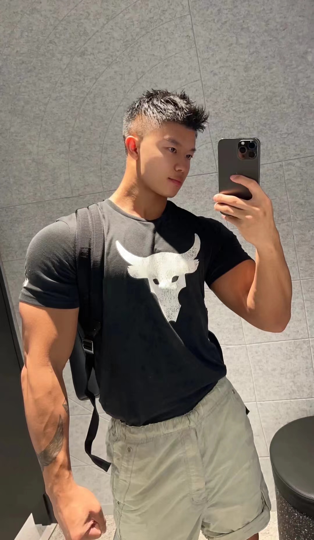 阳光俊朗的23岁男生,一身浅色系休闲装,倒三角身材更显活力无限