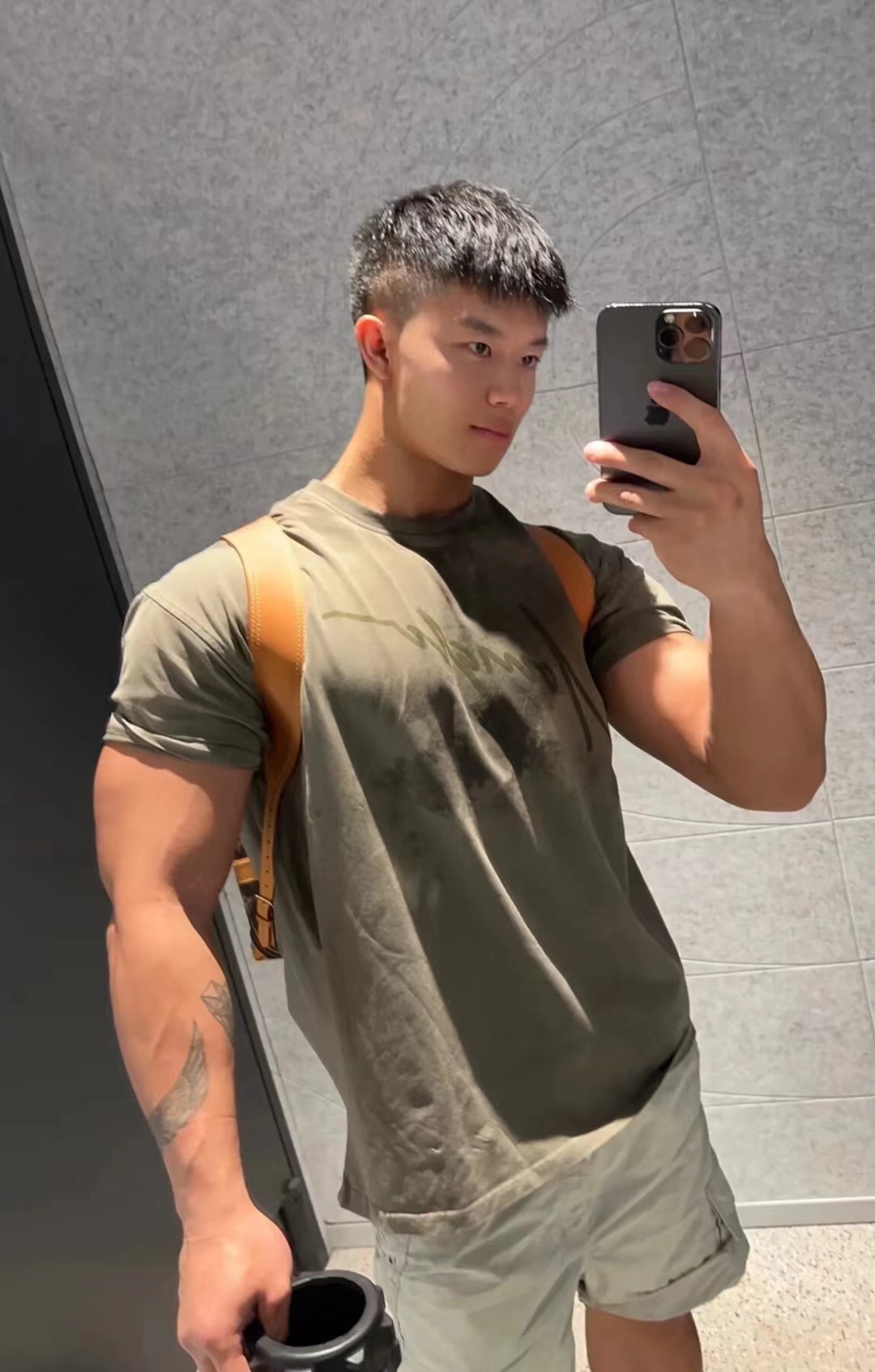 阳光俊朗的23岁男生,一身浅色系休闲装,倒三角身材更显活力无限