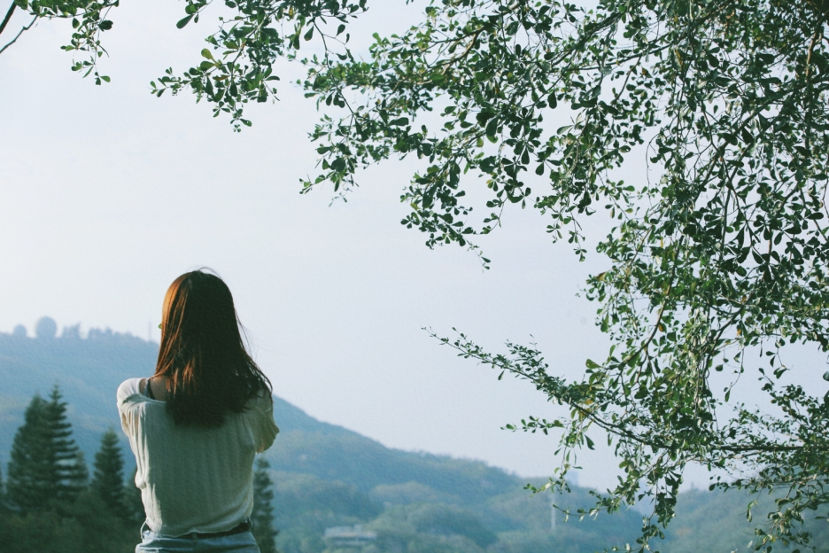 旅游美女背影风景图片图片