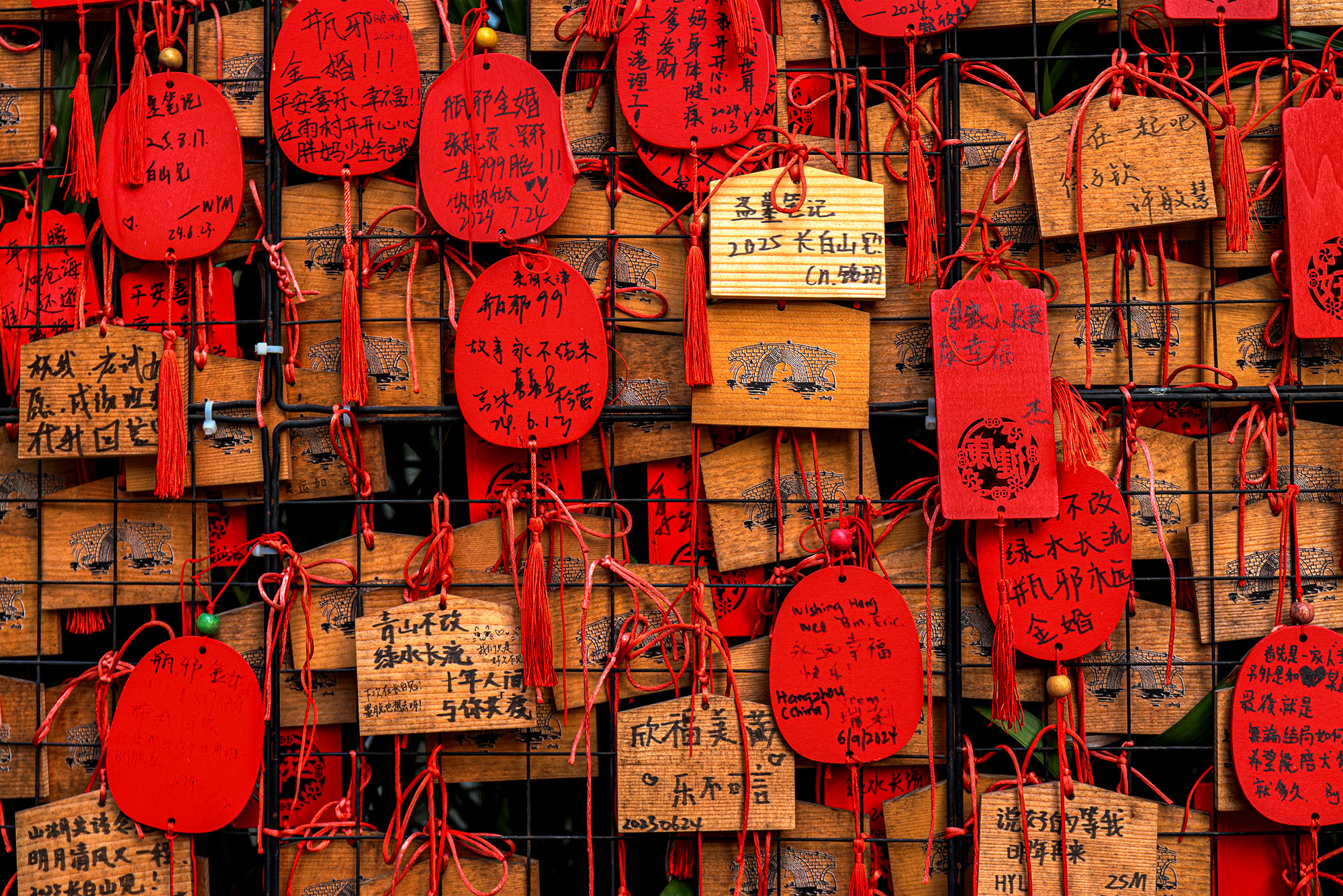 祈福墙下的心灵之旅