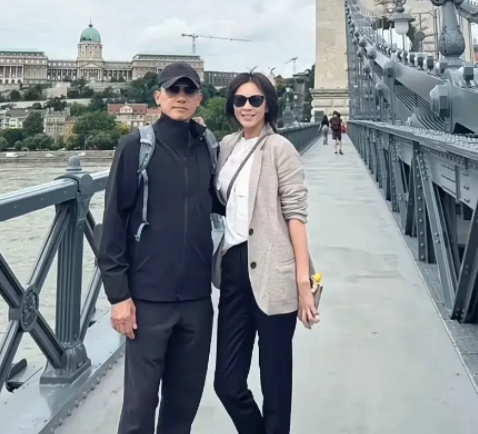 刘嘉玲和62岁老公度假,梁朝伟头发白了一半,背影干巴瘦腿超细