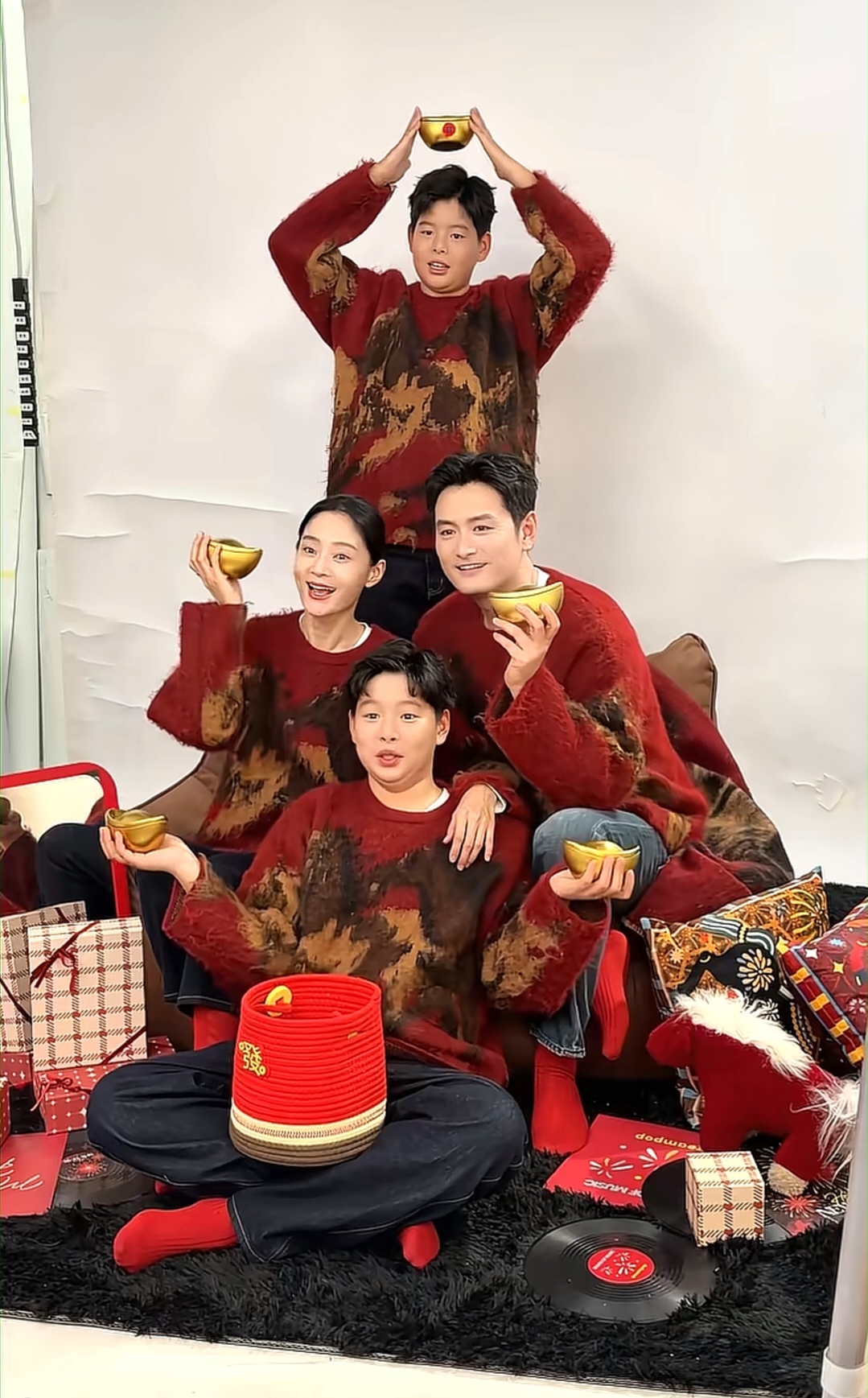 王媛可一家拍全家福,老公王雨和双胞胎儿子又高又帅,画面好养眼