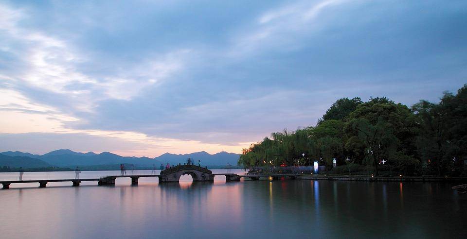 杭州西湖旅游景点有哪些景点(杭州西湖旅游景点有哪些景点名称)