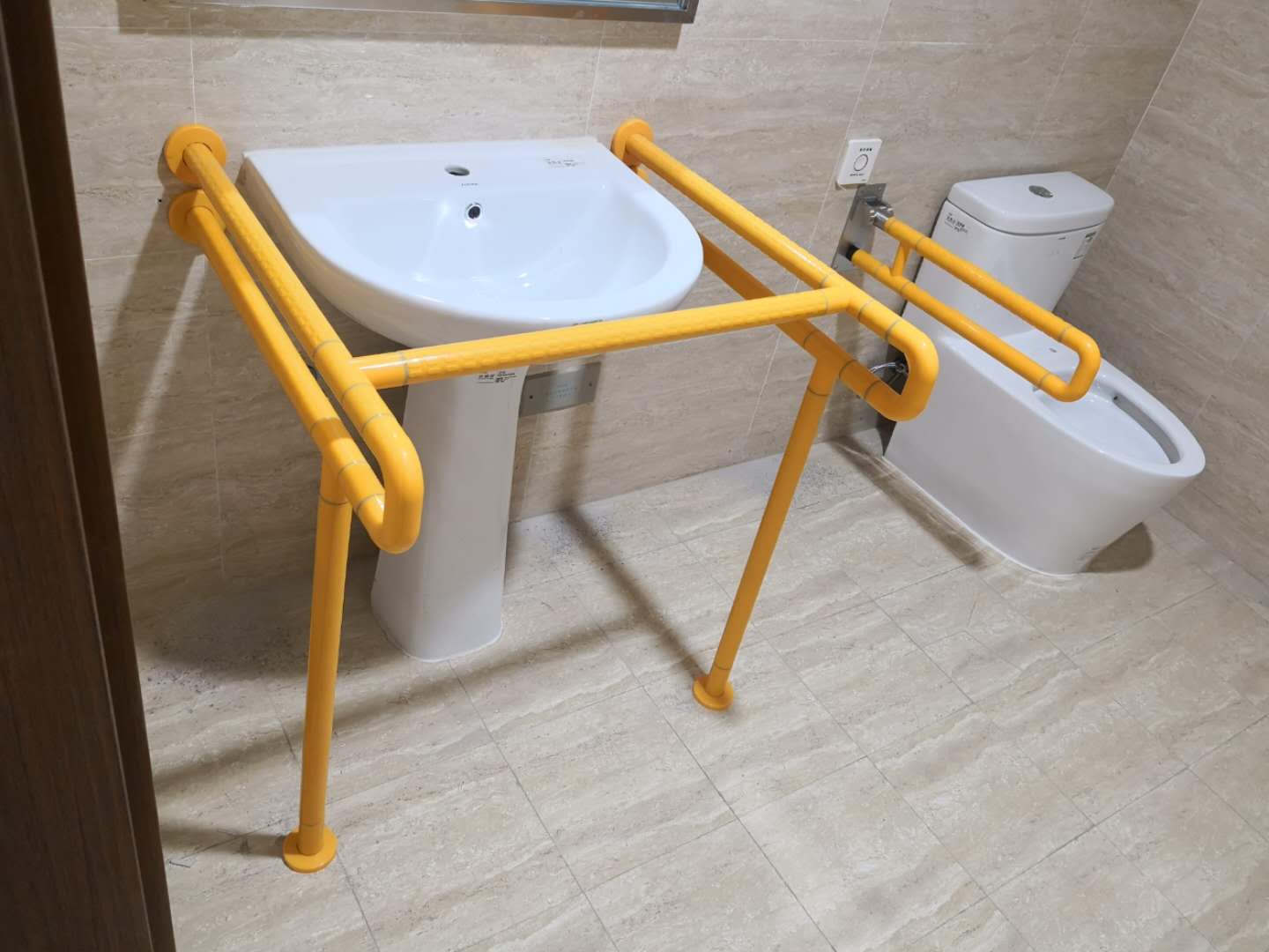 适老卫浴淋浴设备需针对老年人的身体机能特点,设计具备安全性,便捷性