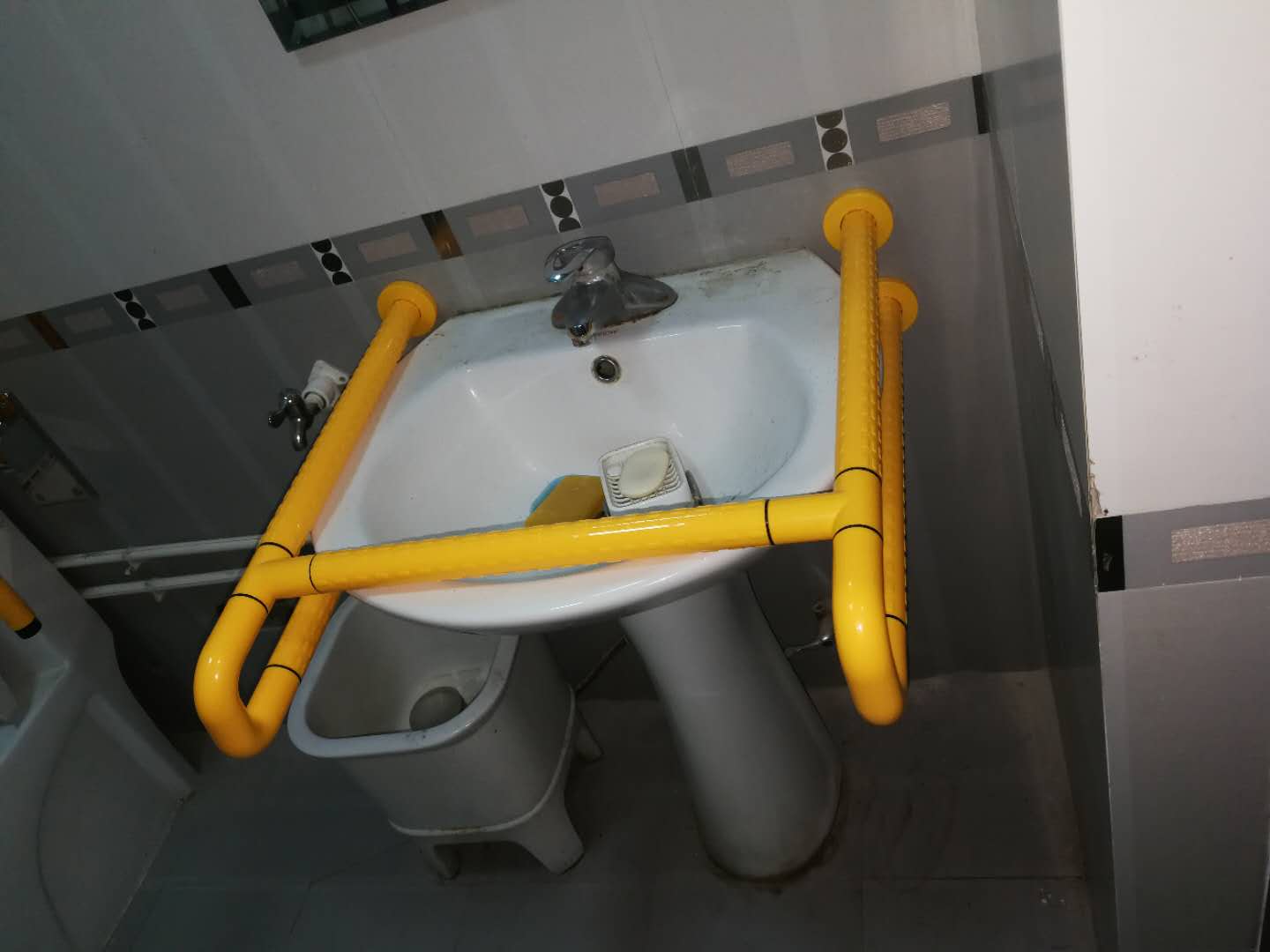 洗手盆扶手高度选择:人体工学适配指南