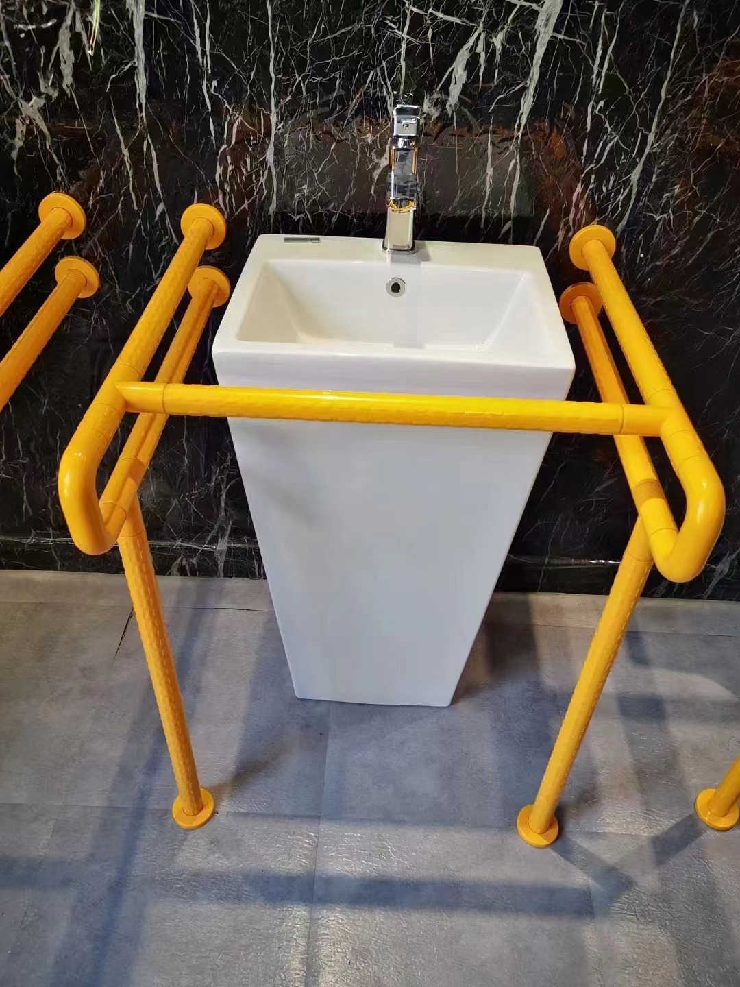 小便器扶手太贴心!残障朋友也能站得稳,用得顺