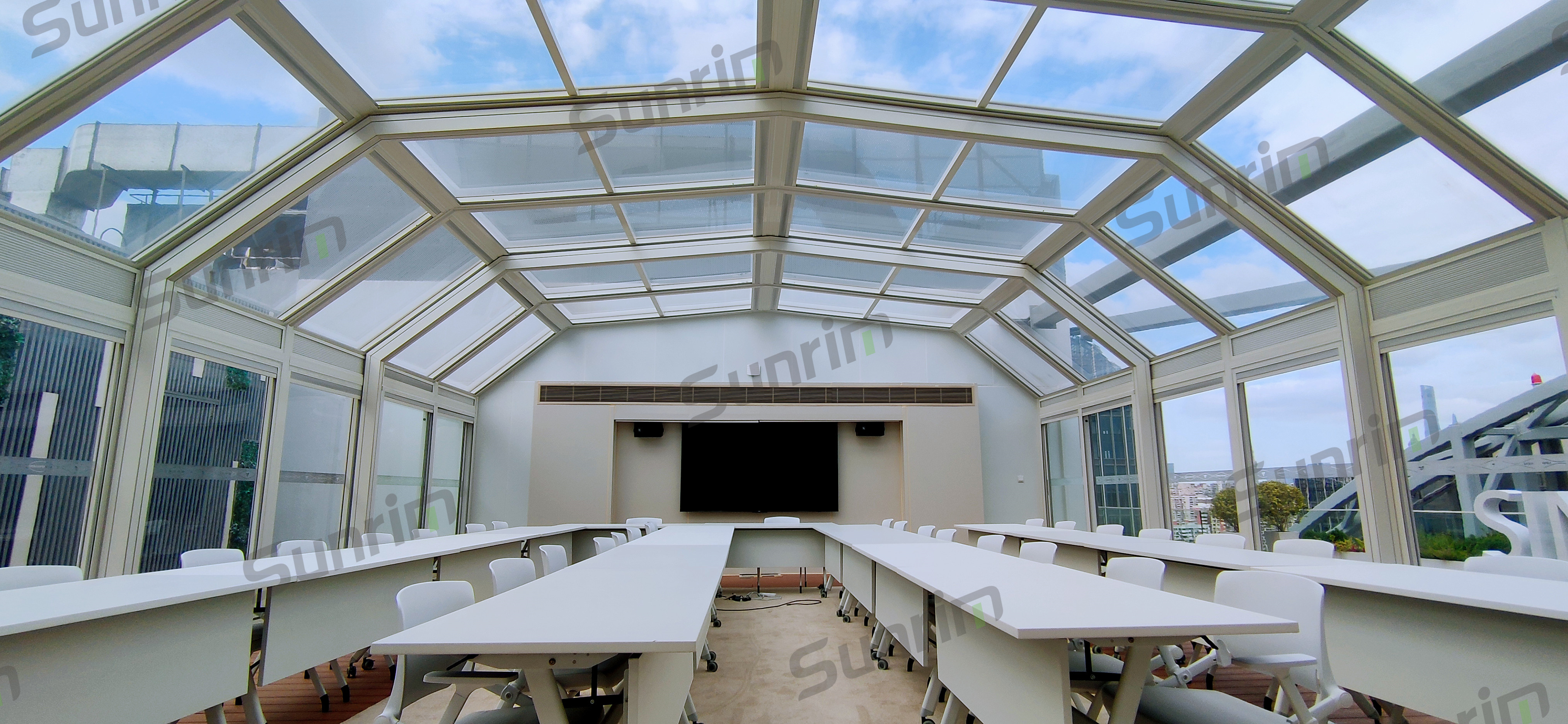 折叠推拉式移动阳光房是一种可自由开合的智能建筑结构