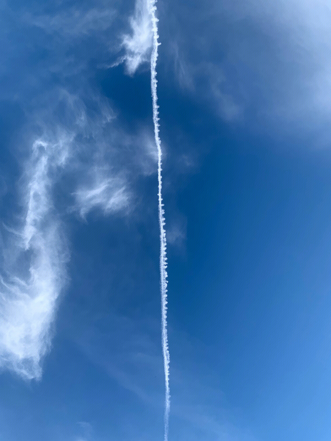  飛機空中拉白線怎么回事_飛機空中拉白線怎么回事視頻