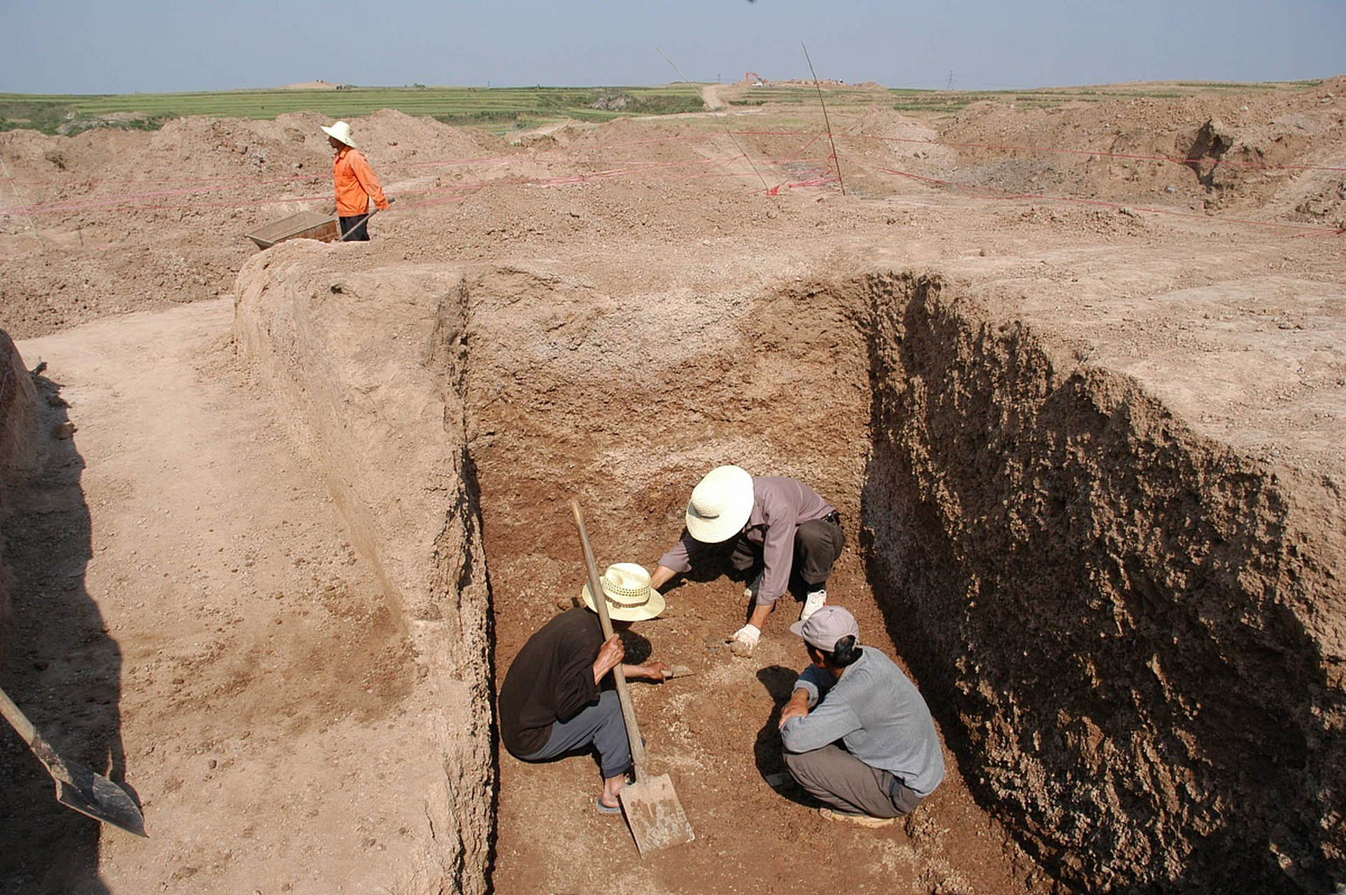 怎样判断地底下有古墓?谨记这四个字要诀