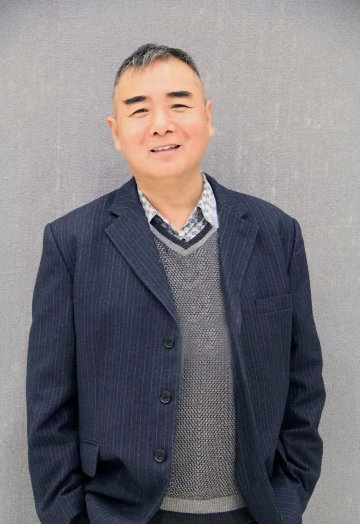 高峰,一位来自山东临沂的杰出画家,其艺术之路始于家族深厚的文化底蕴